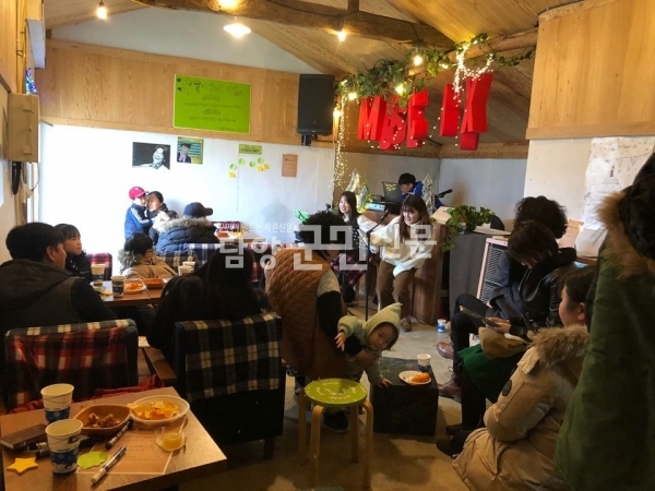담양읍 지침리에 위치한 (구)해동주조장에서 ‘2018 담양산타축제’ 연계프로그램인 ‘해동 빛의 정원’ 행사가 지난 14일 문을 열었다.