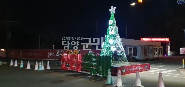 산타마을인 메타프로방스에서 ‘제3회 담양산타축제’를 알리는 은은한 조명과 화려한 장식이 관광객들의 눈길을 사로잡고 있다. 산타축제는 담양 원도심과 메타프로방스 일원에서 ‘산타와 나누는 겨울이야기’란 주제로 13~29일까지 열린다.