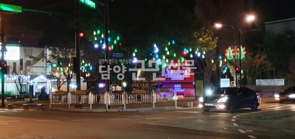 산타마을인 메타프로방스에서 ‘제3회 담양산타축제’를 알리는 은은한 조명과 화려한 장식이 관광객들의 눈길을 사로잡고 있다. 산타축제는 담양 원도심과 메타프로방스 일원에서 ‘산타와 나누는 겨울이야기’란 주제로 13~29일까지 열린다.